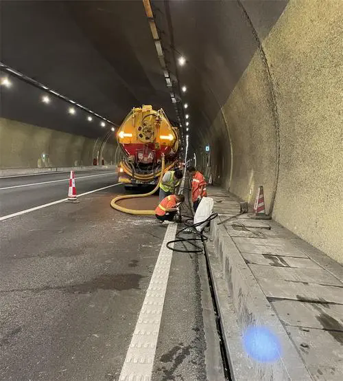 井冈山隧道排水渠清淤